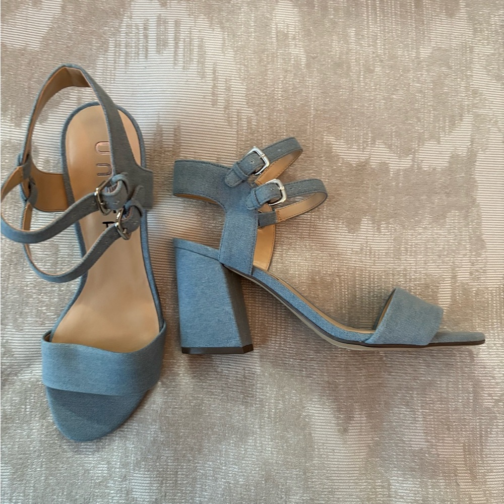 Women Shoes - Picture 3 of 4